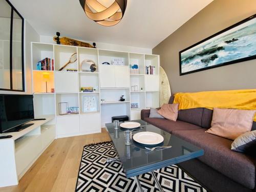 un salon avec un canapé et une table dans l'établissement Casa Front de Maine, à Angers