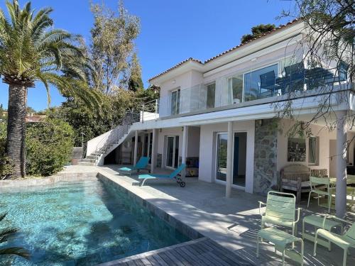 une maison avec une piscine devant une maison dans l'établissement Villa 10 pers - Vue Mer - parking - clim - piscine, à Roquebrune-sur Argens