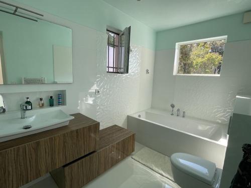 une salle de bain avec un lavabo, une baignoire et des toilettes dans l'établissement Villa 10 pers - Vue Mer - parking - clim - piscine, à Roquebrune-sur Argens