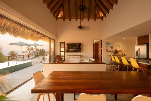 Marea Beachfront Villasにあるテレビまたはエンターテインメントセンター