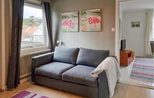a living room with a couch and a window at 3 Bedroom Amazing Home In Dyrön in Stora Dyrön