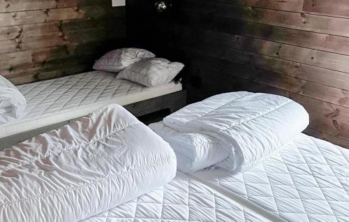 two beds with white sheets and pillows in a room at Awesome Apartment In Idre With Sauna in Idre