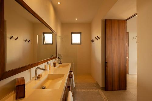 Marea Beachfront Villasにあるバスルーム
