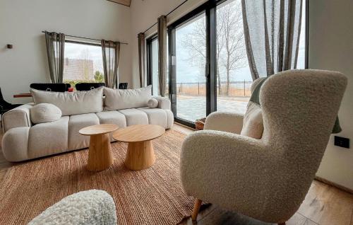 Χώρος καθιστικού στο Cozy Home In Mscice With House Sea View