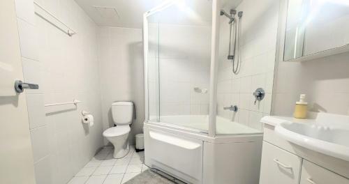 Koupelna v ubytování Dana-Cozy Private Room in Shared Central Apt-Rm 2