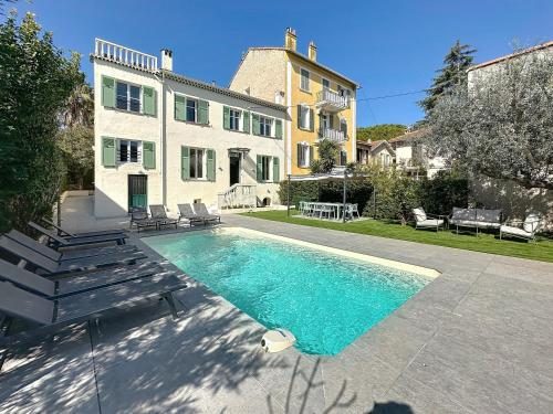une piscine devant une maison dans l'établissement Modern 5-bedroom villa with swimming pool in Cannes, à Cannes
