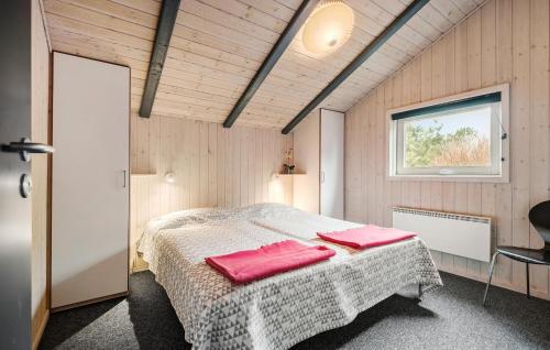 Una cama o camas en una habitación de Awesome Home In Blåvand With Sauna