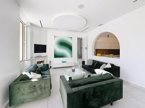 Modern 5-bedroom villa with swimming pool in Cannes