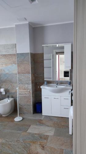 a bathroom with a tub and a sink and a mirror at Nautica Tarello - Casa Ena BeB in Viverone