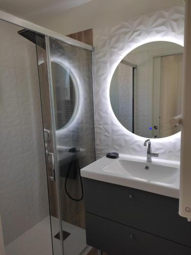 une salle de bain avec un lavabo et un miroir dans l'établissement Pavillon 4 personnes entièrement rénové proche plage, à Six-Fours-les-Plages