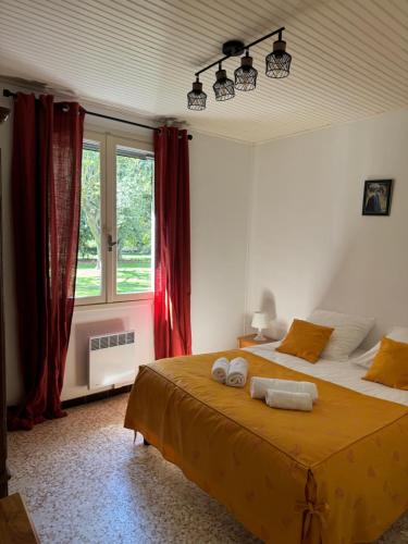 a bedroom with a bed with two towels on it at Manade BEC in Saintes-Maries-de-la-Mer