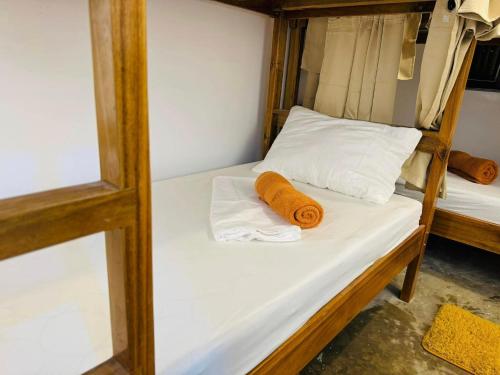 een stapelbed met twee oranje handdoeken erop bij Fazzah De Siargao in General Luna