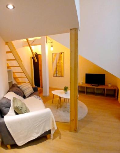 studio en mezzanine, métro et rue centrale mais calme