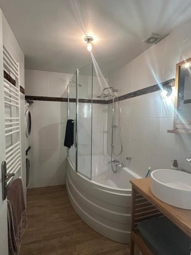 Photo de la galerie de l'établissement Cozy duplex Hypercentre 75 m2 Free parking 2 bedrooms, à Boulogne-sur-Mer