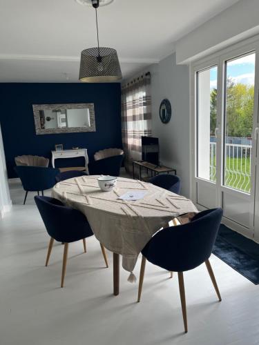 une salle à manger avec une table et des chaises dans l'établissement Maison rénovée avec garage et jardin, proche centre ville - La Tremblade, à La Tremblade