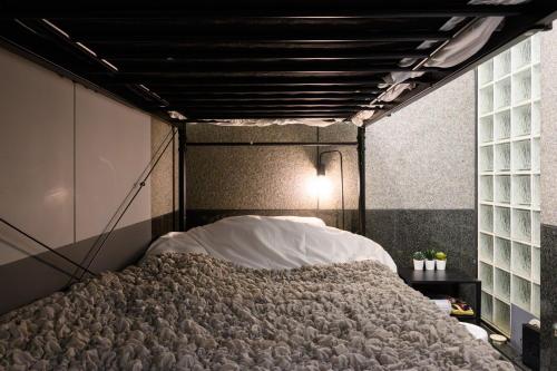 Ένα ή περισσότερα κρεβάτια σε δωμάτιο στο 4min Shinjuku by sub Cozy Mini Room