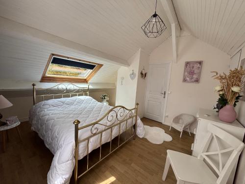 une chambre avec un grand lit et une fenêtre dans l'établissement Une ambiance cosy avec jardin privatif, à Nassandres