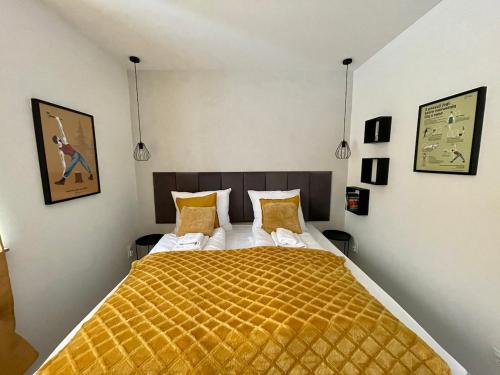 a bedroom with a large bed with yellow blankets and pillows at Daj Sobie Spokój - WIDOK 800mnpm OGRÓDEK in Szklarska Poręba