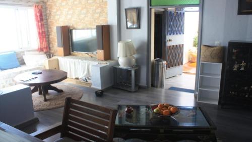 TV a/nebo společenská místnost v ubytování Villa avec piscine, vue mer et coucher de soleil Tanger