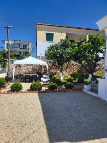 Κήπος έξω από το Vila Ademi Ksamil
