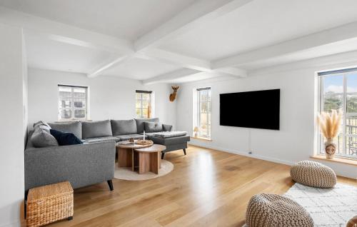 Μια τηλεόραση ή/και κέντρο ψυχαγωγίας στο Cozy Home In Asaa With Wifi