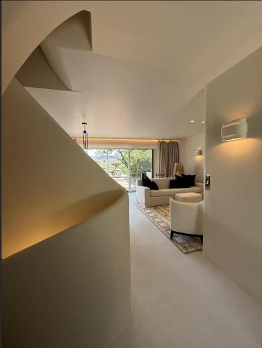 un salon avec un canapé et une table dans l'établissement One Palm, à Grimaud