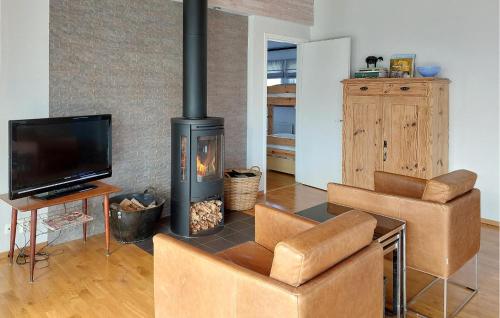 Μια τηλεόραση ή/και κέντρο ψυχαγωγίας στο 4 Bedroom Nice Home In Båstad