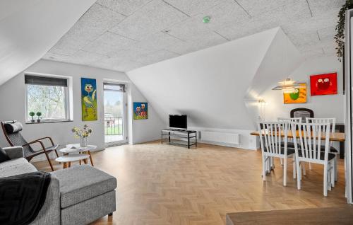 Posezení v ubytování Cozy Apartment In Varde With Wifi