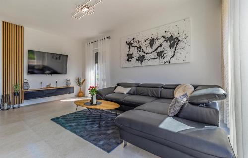 2 Bedroom Gorgeous Apartment In Pula
