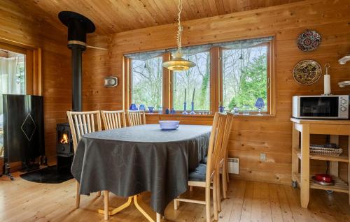 a dining room with a table and chairs at 3 Bedroom Stunning Home In Spøttrup in Spottrup