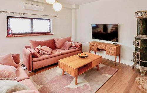 a living room with a couch and a table at Pet Friendly Home In Sulów in Sułów