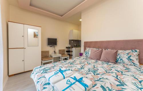 Кровать или кровати в номере Gorgeous Apartment In Biograd Na Moru
