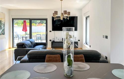 - un salon avec une table et un vase dans l'établissement Amazing Home In Liznjan, à Ližnjan