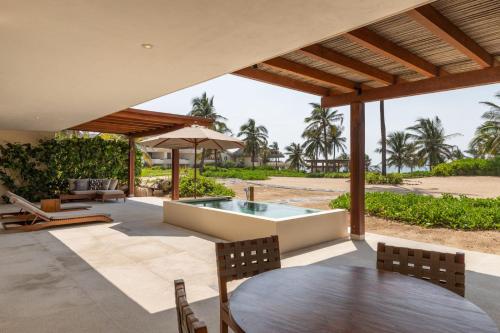 Marea Beachfront Villasにある庭