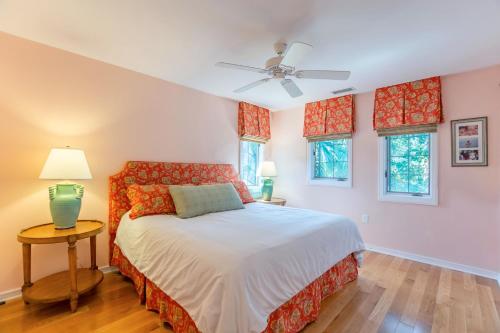 キアワ・アイランドにある4257 Mariners Watch Villa by Akers Ellis Rentalsのベッドと2つの窓がある寝室