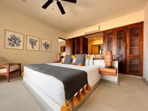 Marea Beachfront Villasにあるベッド