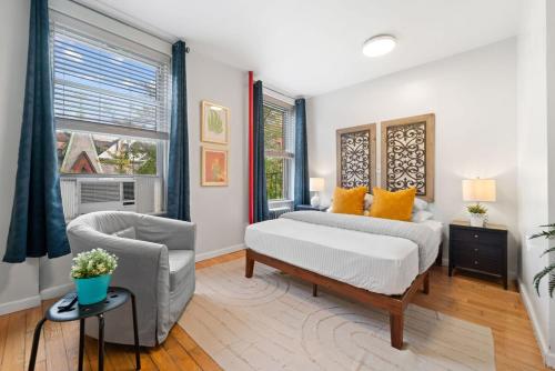 Una cama o camas en una habitación de Convenient 2BR - Walking distance to Times Square