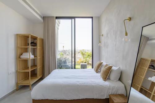 Postel nebo postele na pokoji v ubytování AYA Boutique ApartHotel By EZ TLV