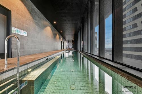 una piscina en un edificio con ventanas en CityNest Melbourne, en Melbourne