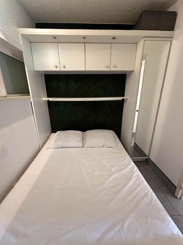 - une petite chambre avec un lit dans l'établissement CapNat - Village Naturiste - Port Nature - Le Macumba, au Cap d'Agde