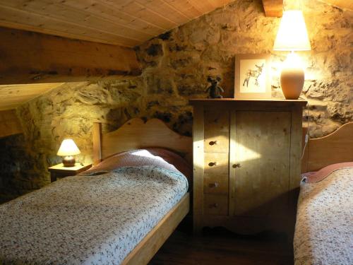 - une chambre avec 2 lits dans un mur en pierre dans l'établissement Mas en pierre XIXe, piscine et grande propriété, atelier céramique et poterie, aux Vans