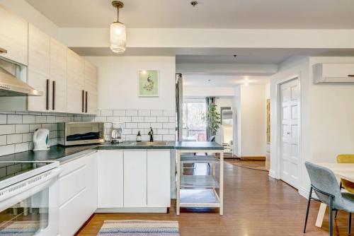 Kuchyň nebo kuchyňský kout v ubytování Spacious Group Haven Near Trendy St Laurent