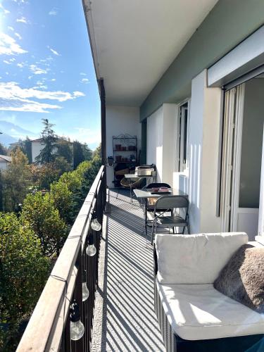 d'un balcon avec un canapé, des tables et des chaises. dans l'établissement Appartement proche Lac ANNECY, à Annecy