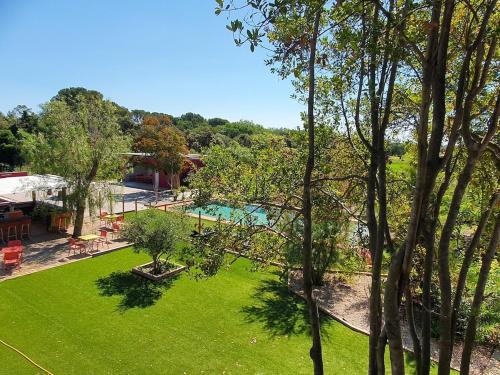 - une vue aérienne sur une cour avec une piscine dans l'établissement Parenthèse enchantée, mas de caractère, grande piscine, parc paysagé aux portes de Montpellier et des plages, à Mauguio