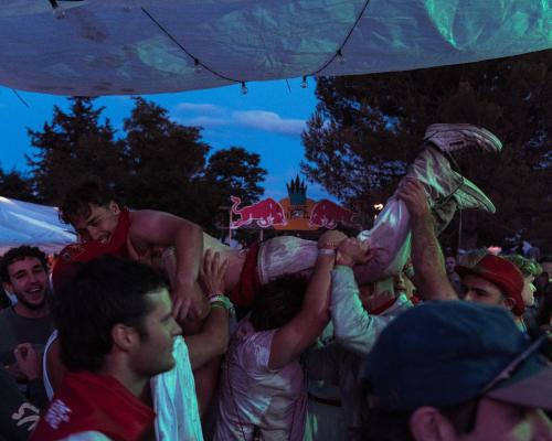 Tetamu yang menginap di Pamplona Party Camping