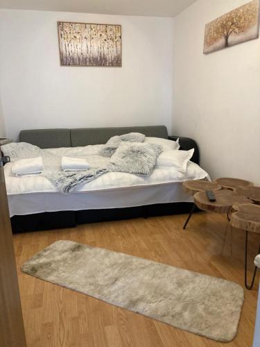 Ένα ή περισσότερα κρεβάτια σε δωμάτιο στο Casa de pe colț