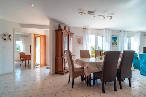 une salle à manger avec une table et des chaises dans l'établissement La Familiale proche mer, à Plouhinec
