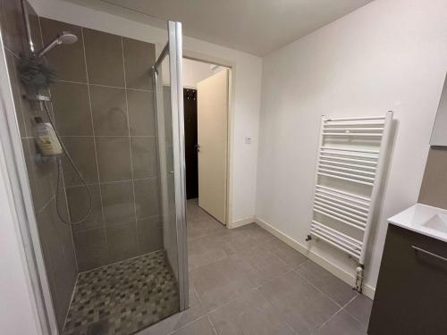 une salle de bain avec une douche avec une porte vitrée dans l'établissement Appartement 2 pièces LR340-D101, à La Rochelle