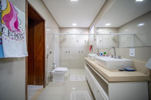 Koupelna v ubytování casa espaçosa e confortável
