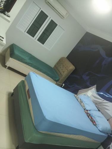 a room with a bed and an air conditioner at casa espaçosa e confortável in Sao Jose do Rio Preto